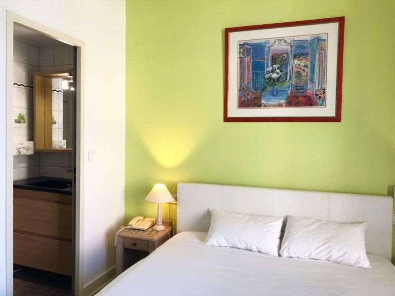 Brit Hotel Aux Sacres Reims, Centre Historique Номер фото