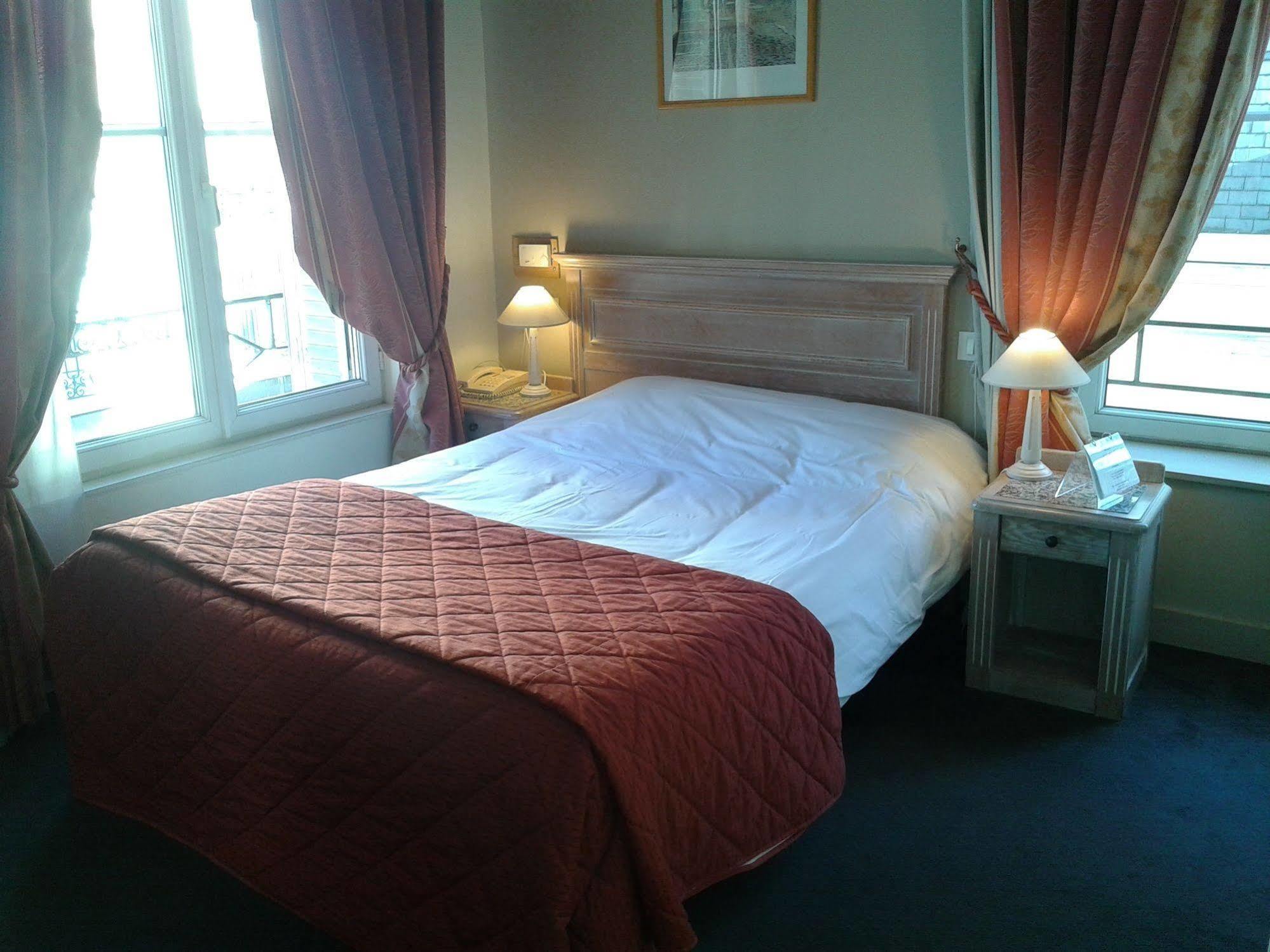 Brit Hotel Aux Sacres Reims, Centre Historique Екстер'єр фото