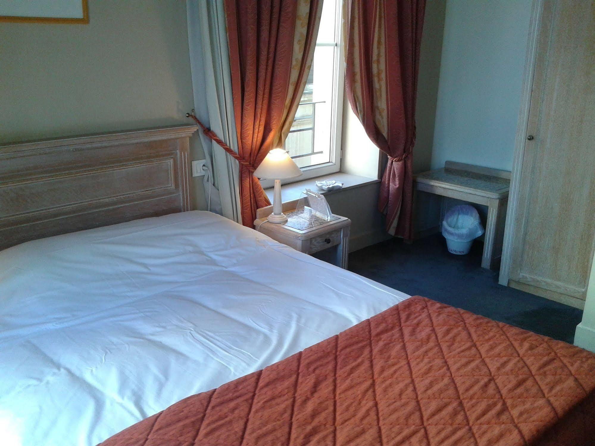 Brit Hotel Aux Sacres Reims, Centre Historique Екстер'єр фото