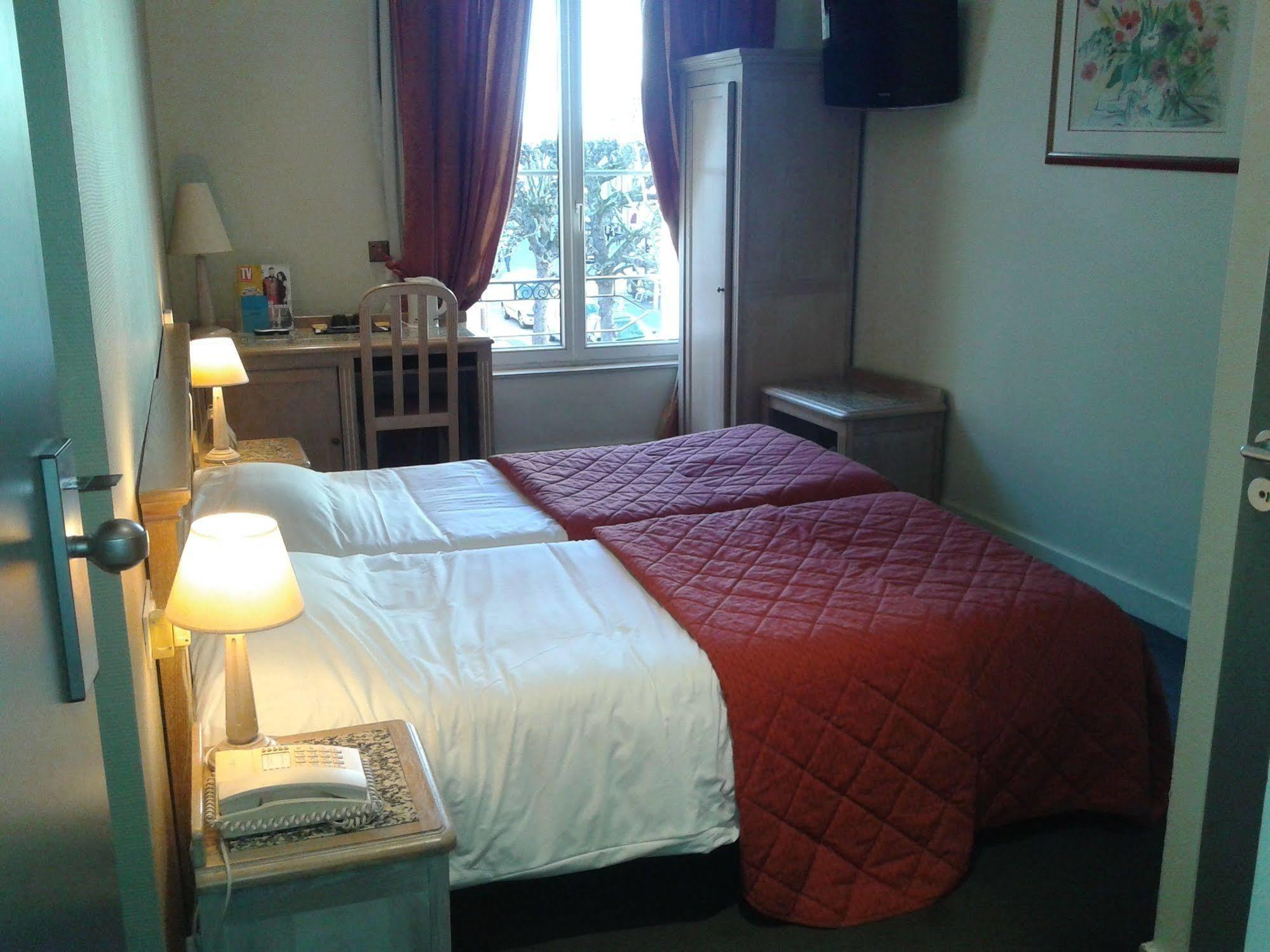 Brit Hotel Aux Sacres Reims, Centre Historique Екстер'єр фото