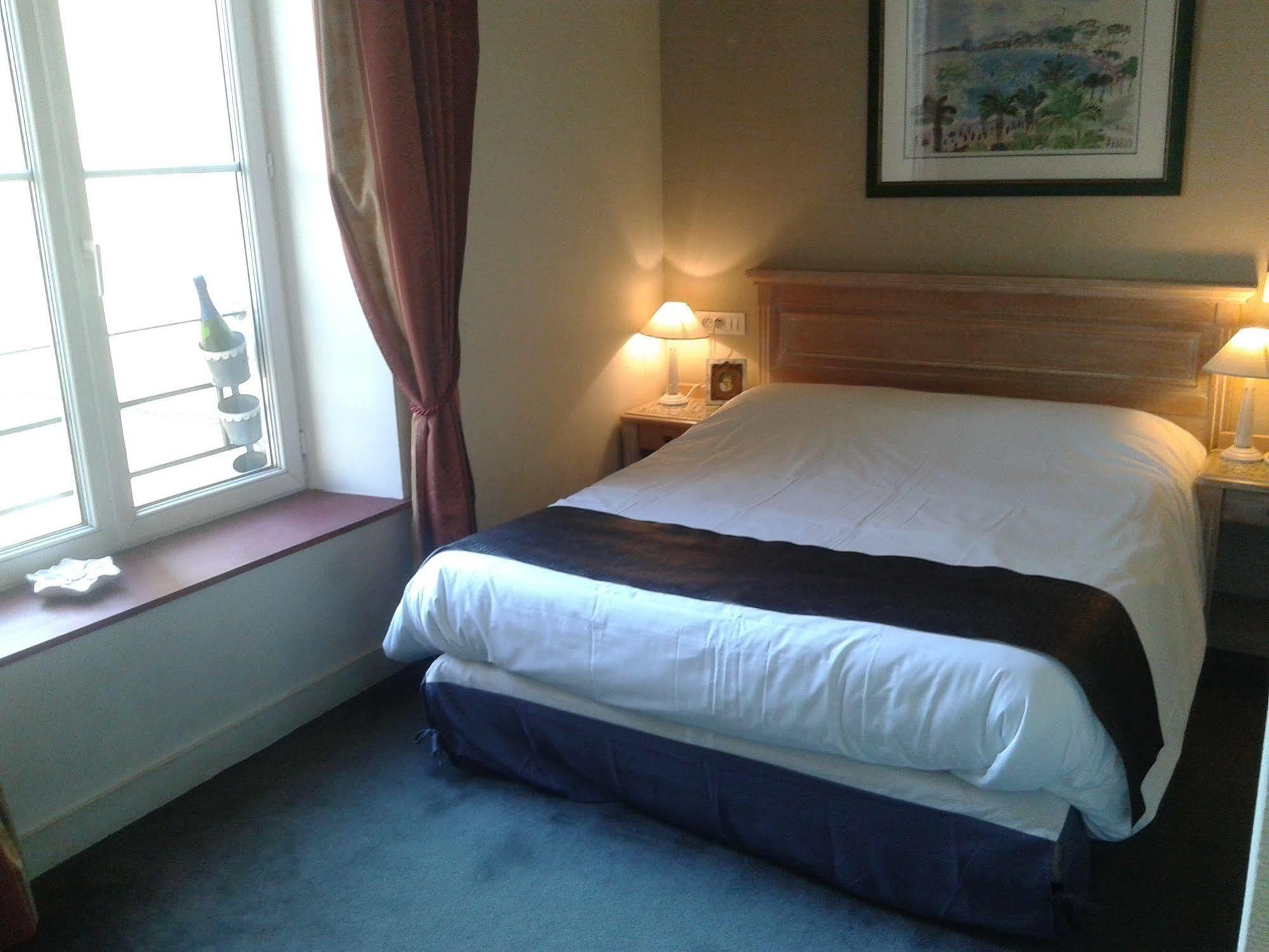 Brit Hotel Aux Sacres Reims, Centre Historique Екстер'єр фото